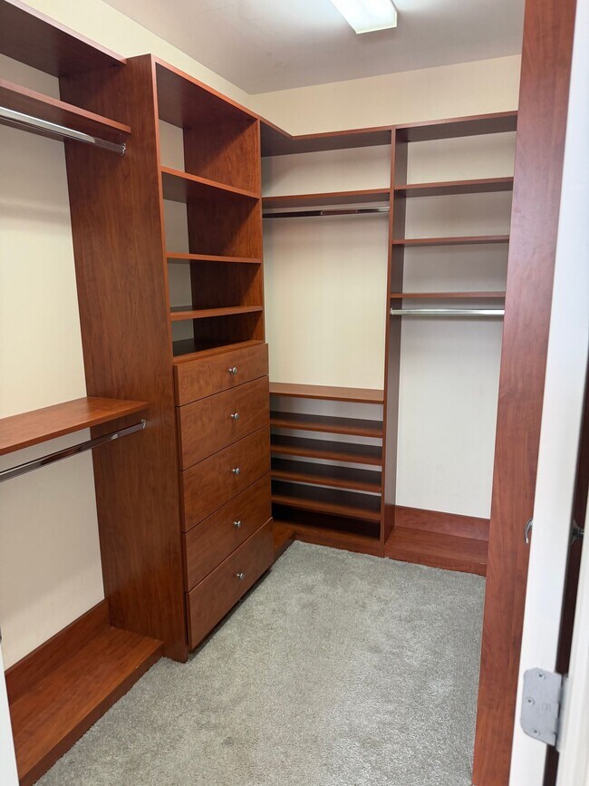 Building Photo - Your Dream Downtown Condo Awaits!