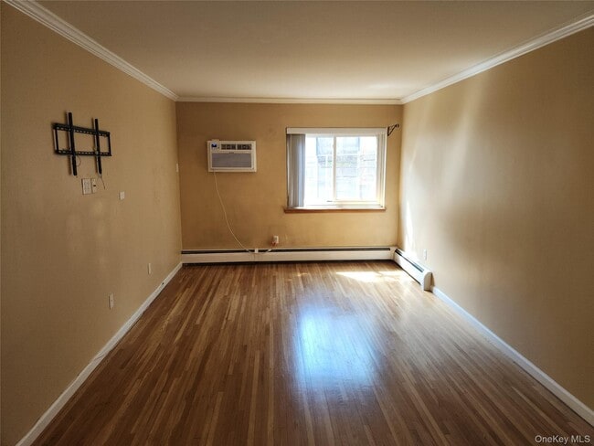 Building Photo - 900 Midland Ave