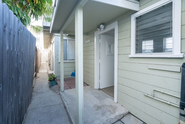 Building Photo - 218 29th St