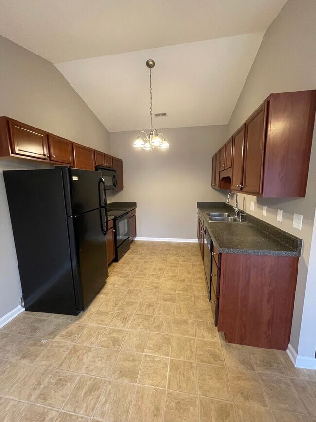 Building Photo - 2 bed, 2 bath, 2 car garage ranch style home in N. Knoxville