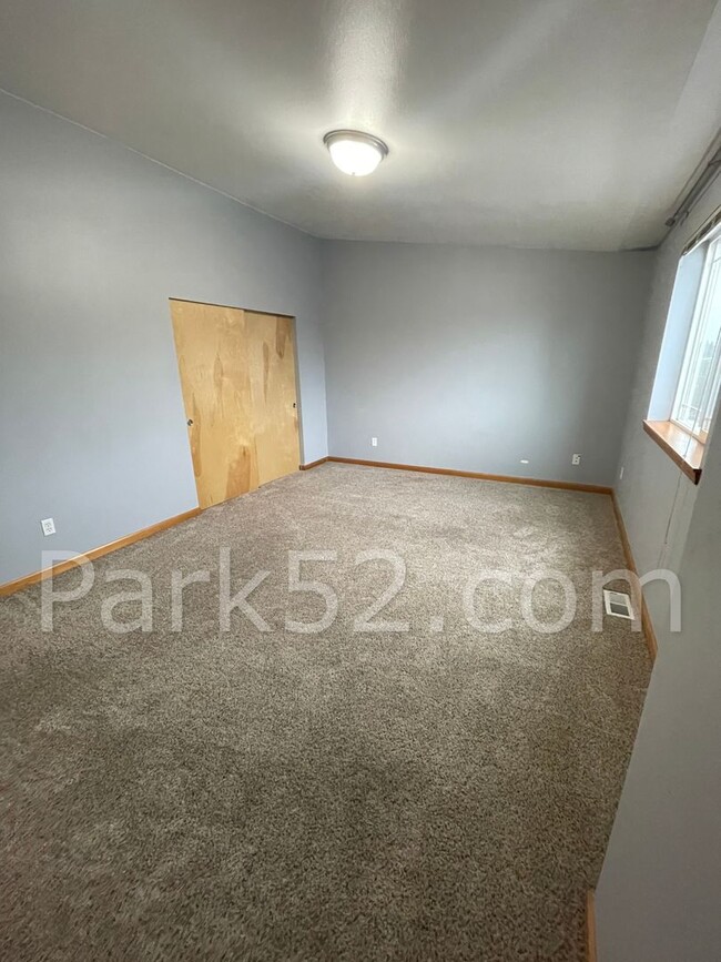 Building Photo - $250 OFF - 3 Bedroom Townhome in Tacoma