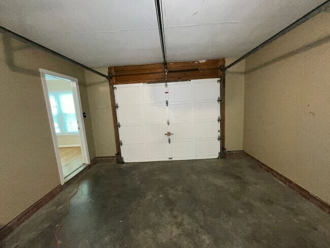 Building Photo - Now Available to View! Immaculate 2 bed, 2 bath, Fireplace, Garage, Granite and More!!