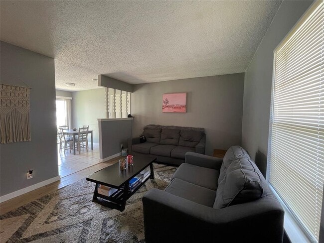 Building Photo - 2405 Parker Cir