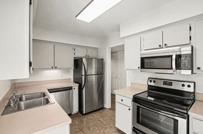 Building Photo - GreenHills Condo!