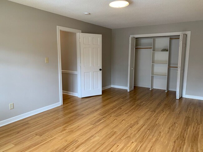 Building Photo - Spacious 4 Bed | 3 Bath Split Level Home i...