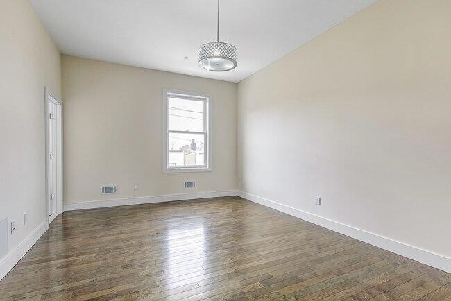 Building Photo - 542 29th St