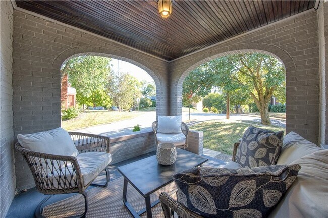 Building Photo - 261 Catalpa Pl