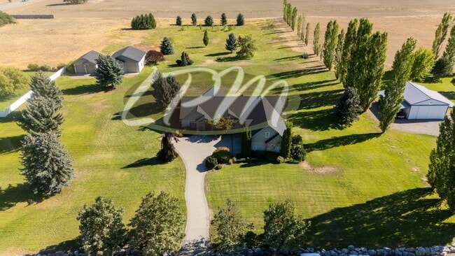 Building Photo - Spacious 3-Bedroom Home on 4.5 Acres – Pos...