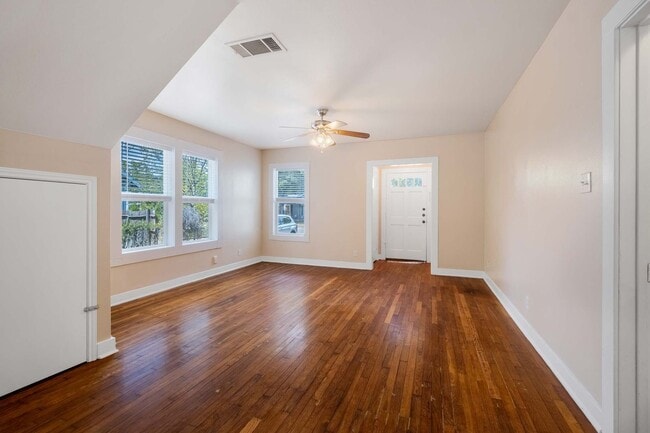 Building Photo - 937 E 52nd St