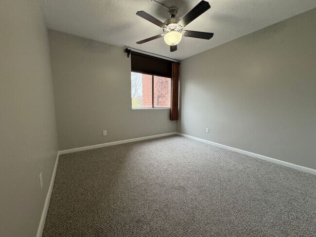 Building Photo - 2 Bedroom 2 Bathroom Condo with Pool