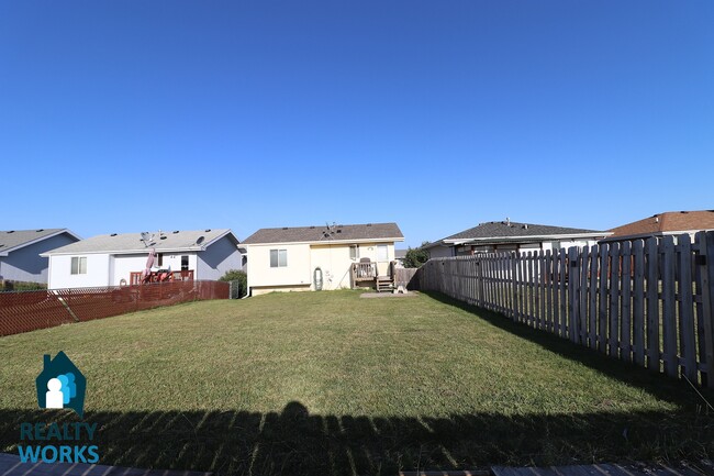 Building Photo - Lovely 2 Bedroom Split Level Home in NW Li...