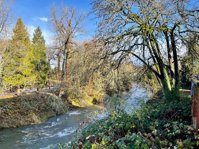 Building Photo - 1050 SE Miller Ave