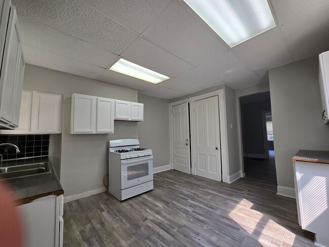 Building Photo - Convenient to Downtown and UC!