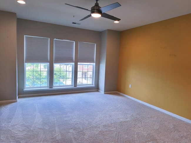 Building Photo - Your Dream Townhome Awaits in Ashburn!