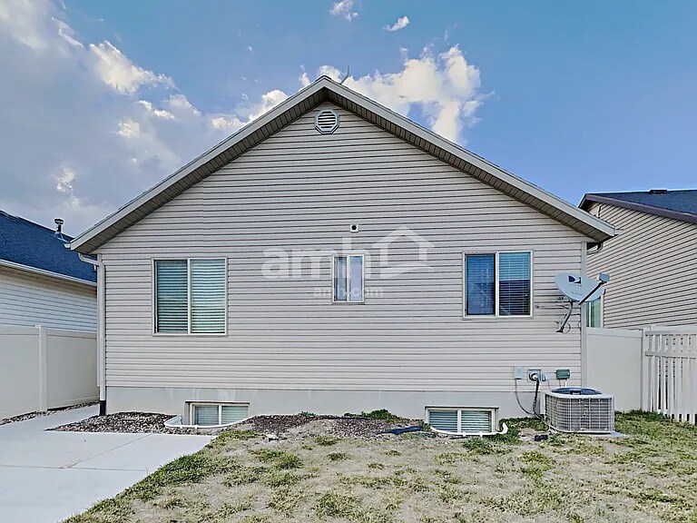 Building Photo - 1604 E Shadow Dr
