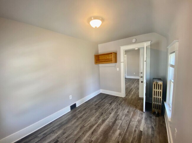 Building Photo - 2 Bed, 1 Bath Upstairs Unit in Heritage Hill – Private Entry & Prime Location