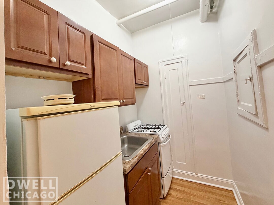 Building Photo - 2530 N Sawyer Ave