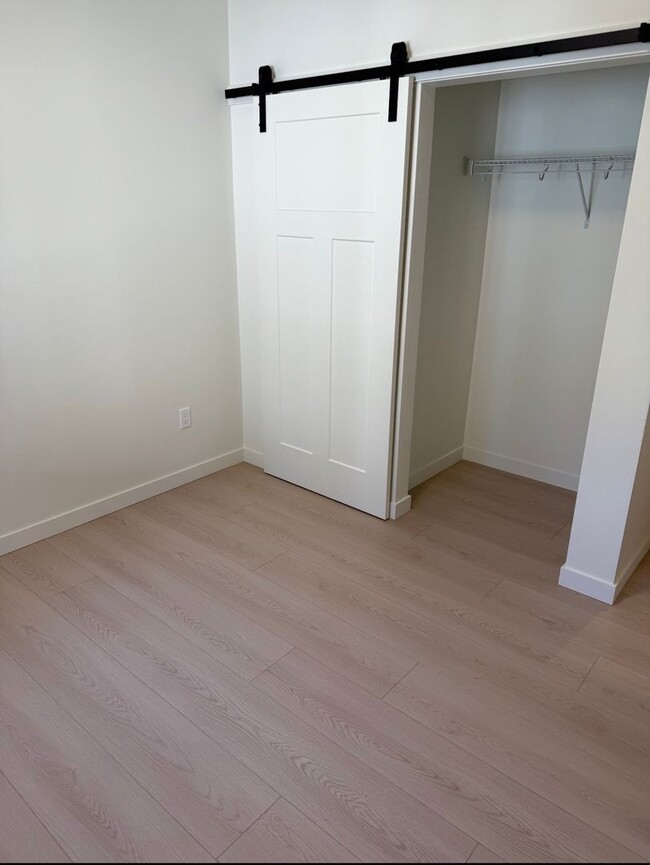 Building Photo - CDA Duplex with a 1200 sq ft Garage!