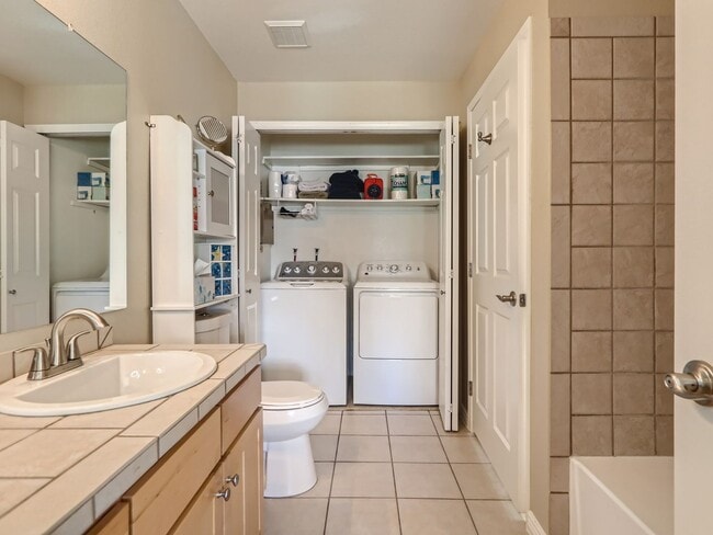 Building Photo - Evolve Real Estate: Bright 1 Bedroom Condo with  Private Garage near DTC!