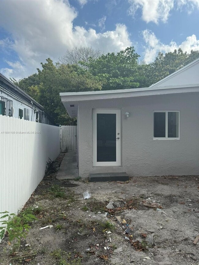 Building Photo - 858 NW 29th Terrace