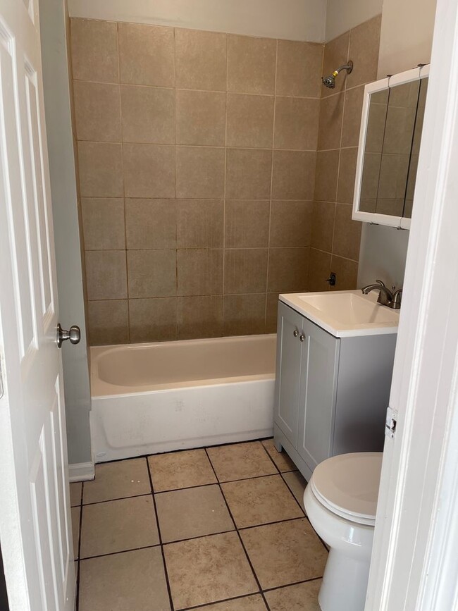 Building Photo - 3 Bedroom Unit with a Great Management Com...
