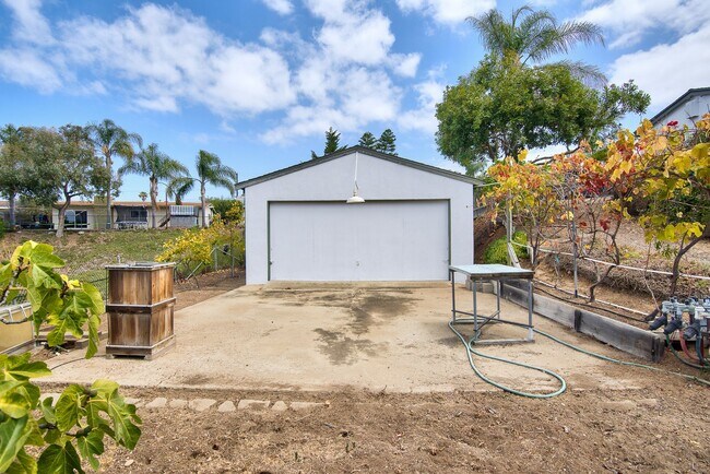 Building Photo - Spacious 4-bedroom, 2-bathroom home in coveted University City