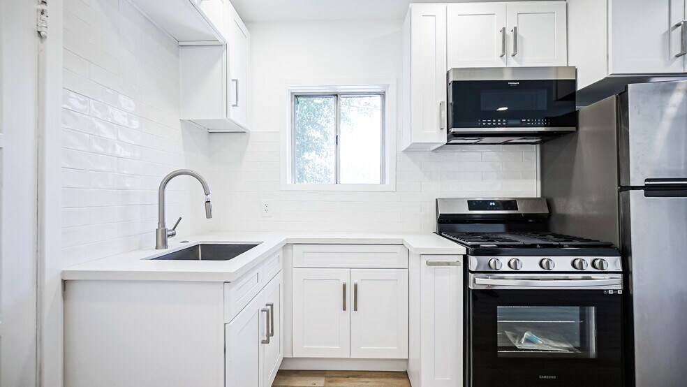 Building Photo - 2065 Ivar Ave