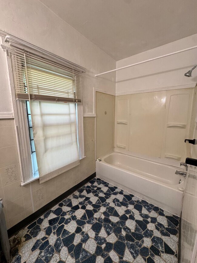 Building Photo - 4 Bedroom spacious Colonial, mins from Dow...