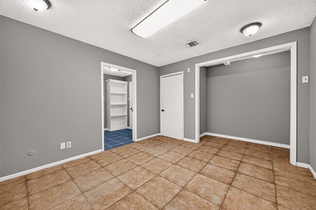 Building Photo - 19002 Mirror Lake Dr