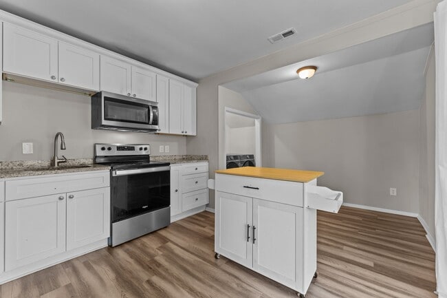 Building Photo - 2014 Somerville Dr