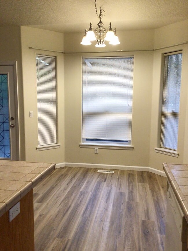 Building Photo - 3 Bedroom Home in Sherwood Neighborhood