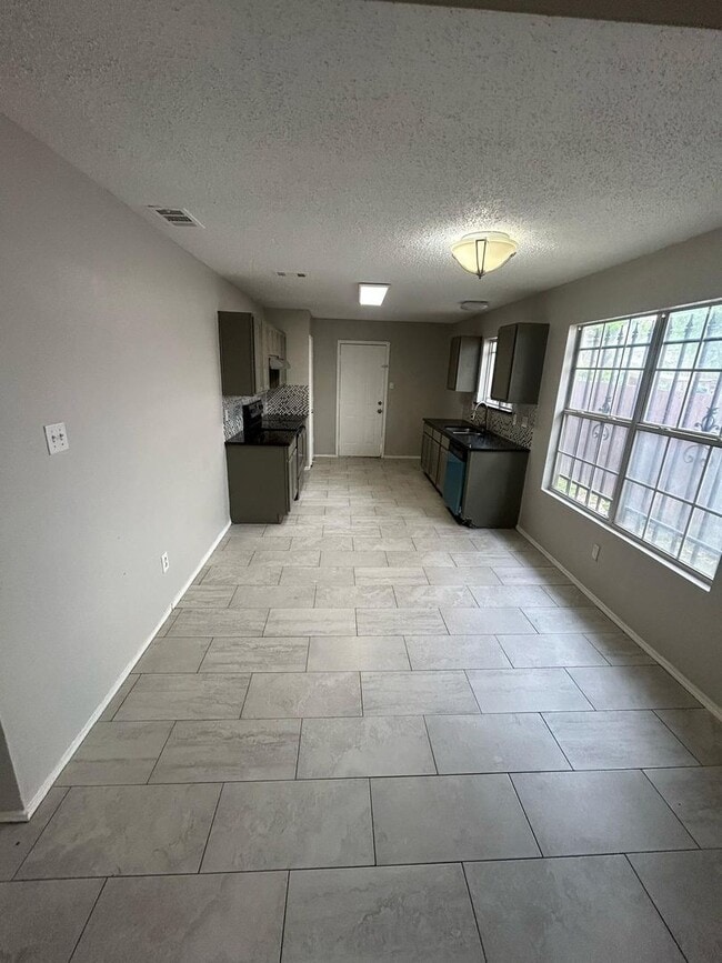 Building Photo - An unbeatable location that offers both convenience and luxury.