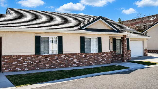 Building Photo - "Spacious 3-Bed Townhouse in Saint George – Modern Comforts & 2 Full Baths, Ready to Rent!"