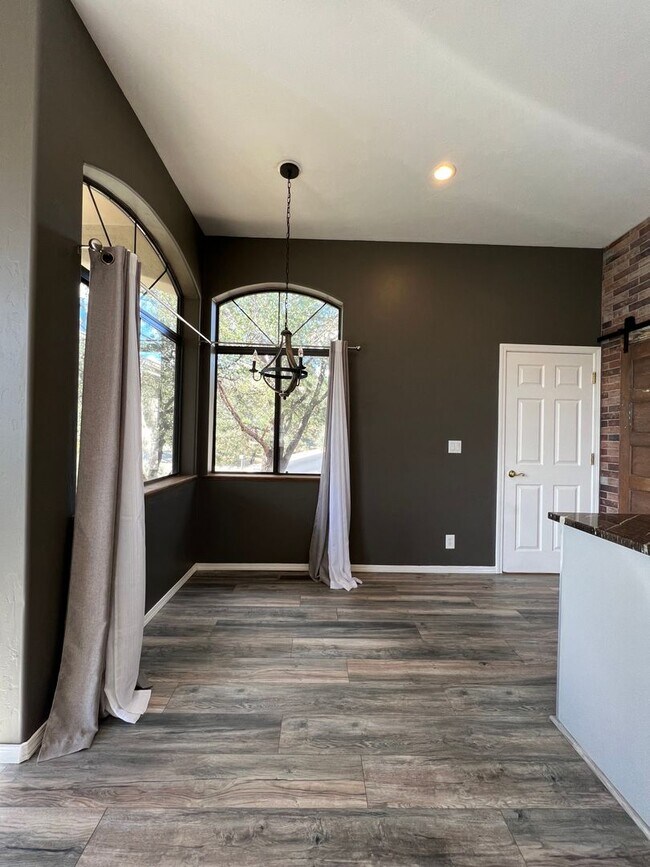 Building Photo - 3 Bedroom 2 Bath Home Overlooking Thumb Butte ~ Forest Trails