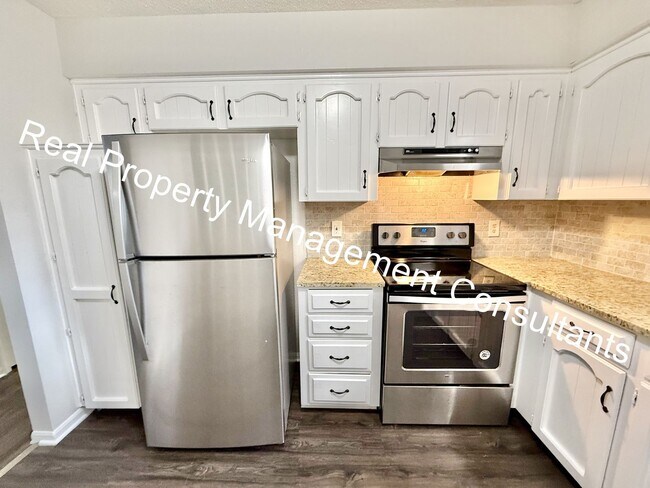 Building Photo - Beautifully Updated Split-Level Home in Blue Springs