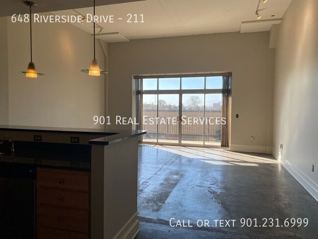 Building Photo - 648 Riverside Dr