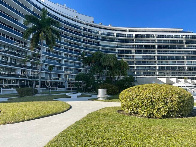 Building Photo - 900 Bay Dr