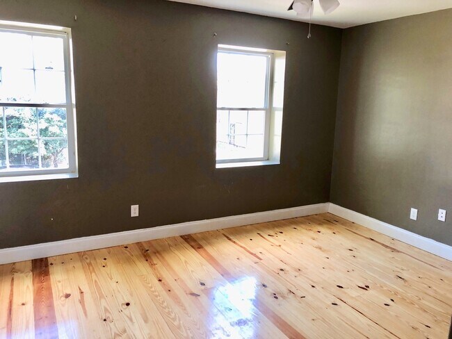 Building Photo - 4 Bedroom 2.5 Bath House in North Central - Downtown Charleston