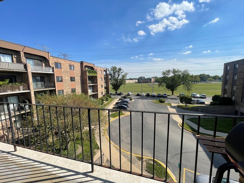 Building Photo - 601 W Huntington Commons Rd