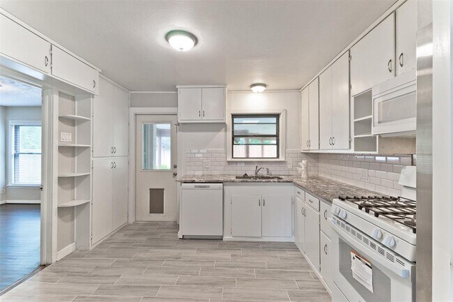 Building Photo - 515 Brookhurst Dr