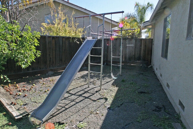Building Photo - Single Story Evergreen Home at the Middle of a Cul-De-Sac!