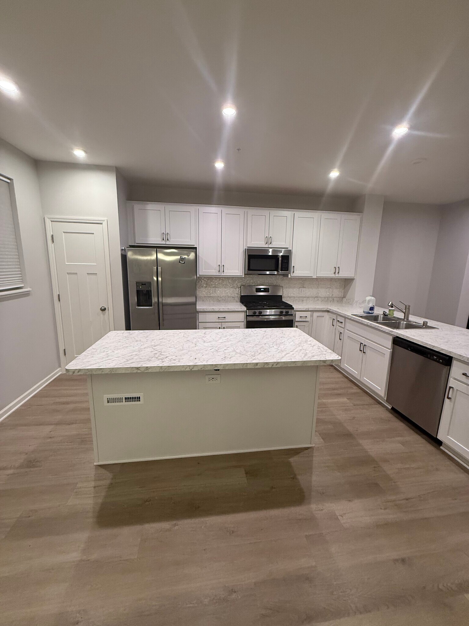 Building Photo - 2862 Lexington Pl N