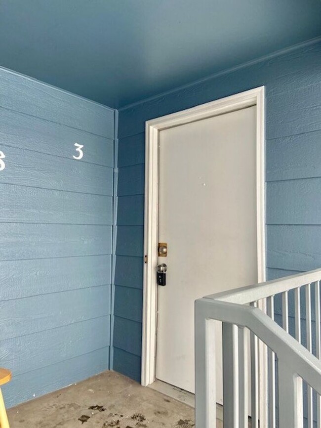 Building Photo - Beautifully Remodeled 2 Bedroom 1 Bath Apa...