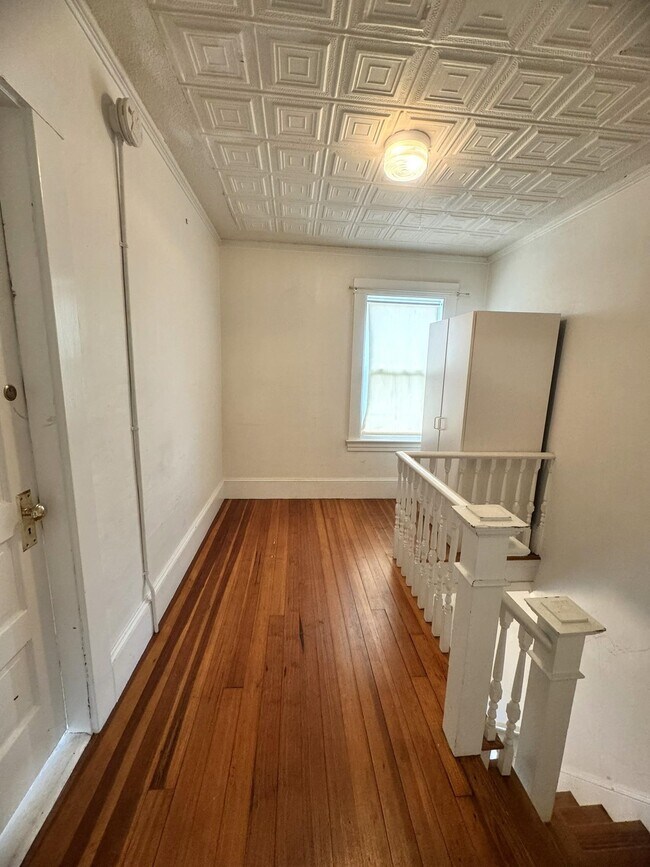 Building Photo - 4 Central St