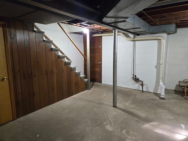Building Photo - 448 Hubbard Ave
