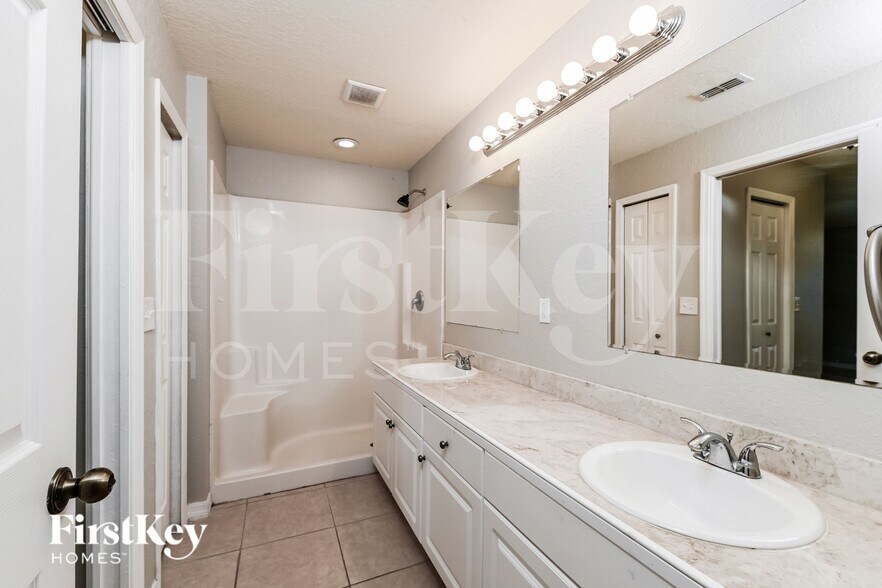 Building Photo - 1412 NW 12th Pl