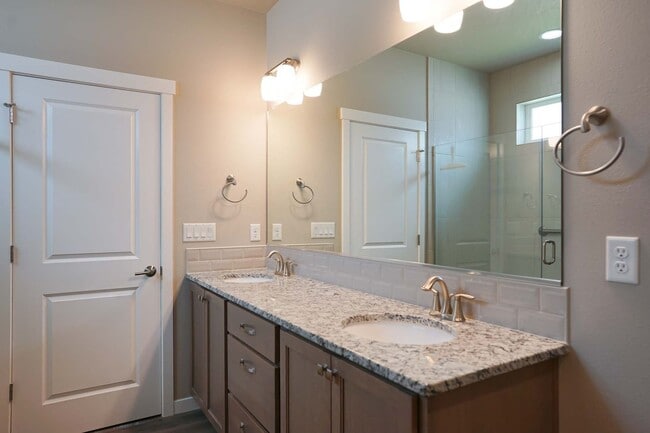 Building Photo - Elegant and Pristine Post Falls Home