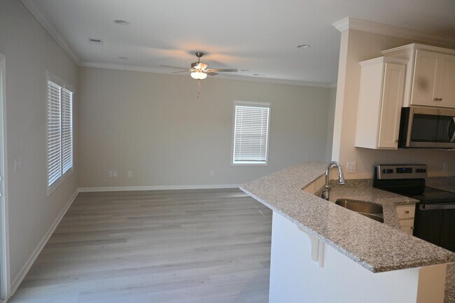Building Photo - 692 Manitou Cir