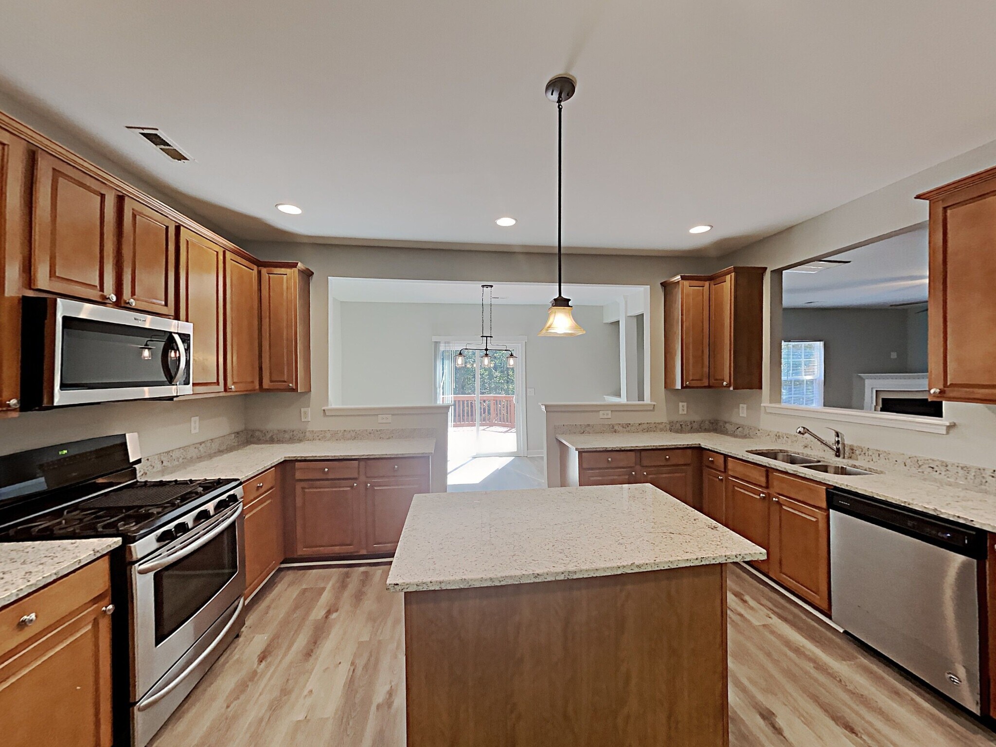 Building Photo - 202 River Hills Dr