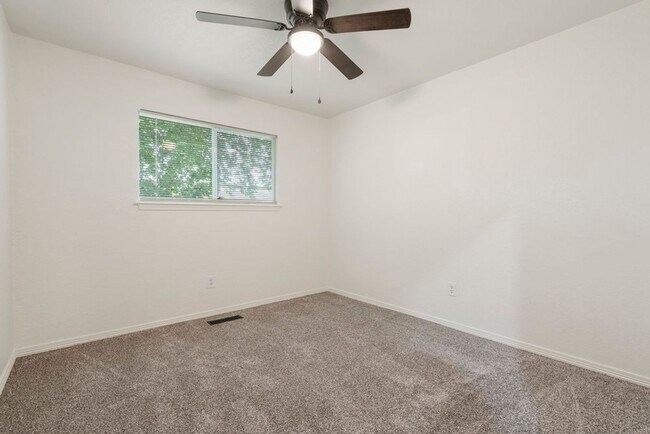 Building Photo - 3 Bed | 2 Bath near Downtown Tulsa!